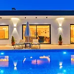 Uzumlu Village 2 Bedroom Luxury With Pool Vila *